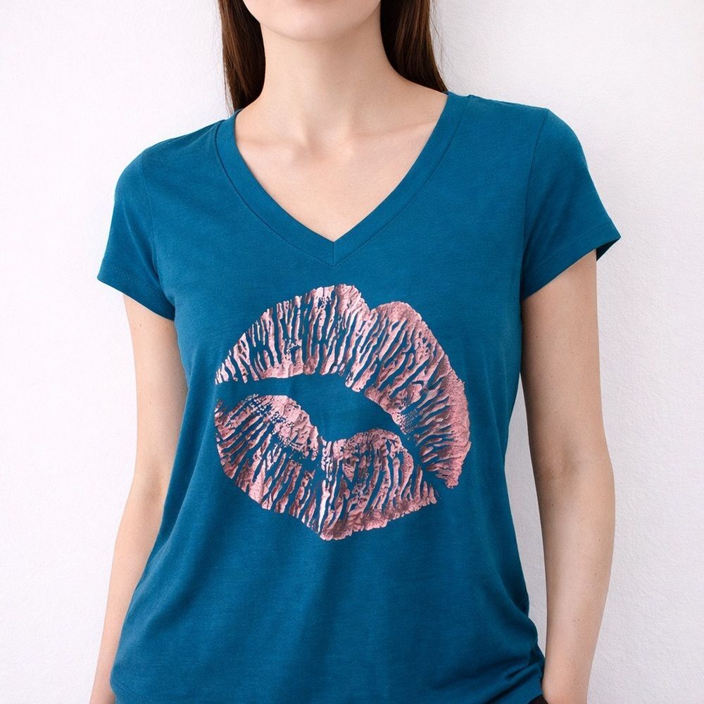 Y2K Teal V-Neck Lip Print Tee – Metallic Rose Gold Graphic Top – Size M Medium
